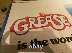 Affiche originale UK de GREASE 1978 en format carré 30 x 40. Stockée pliée, en excellent état.