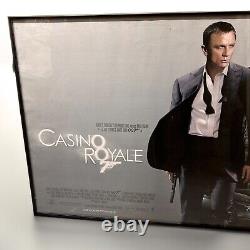 Affiche originale du casino Royale (2006) en format paysage encadrée de James Bond au Royaume-Uni