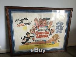 Carry On 1972 À L'étranger Originale Du Film Quad Affiche Encadrée