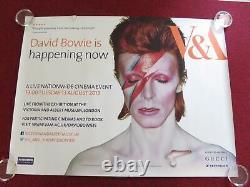 David Bowie est une affiche enroulée Quad du Royaume-Uni de David Bowie, réalisée par Hamish Hamilton et Vicky Broakes en 2013.