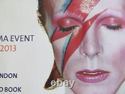 David Bowie est une affiche enroulée Quad du Royaume-Uni de David Bowie, réalisée par Hamish Hamilton et Vicky Broakes en 2013.